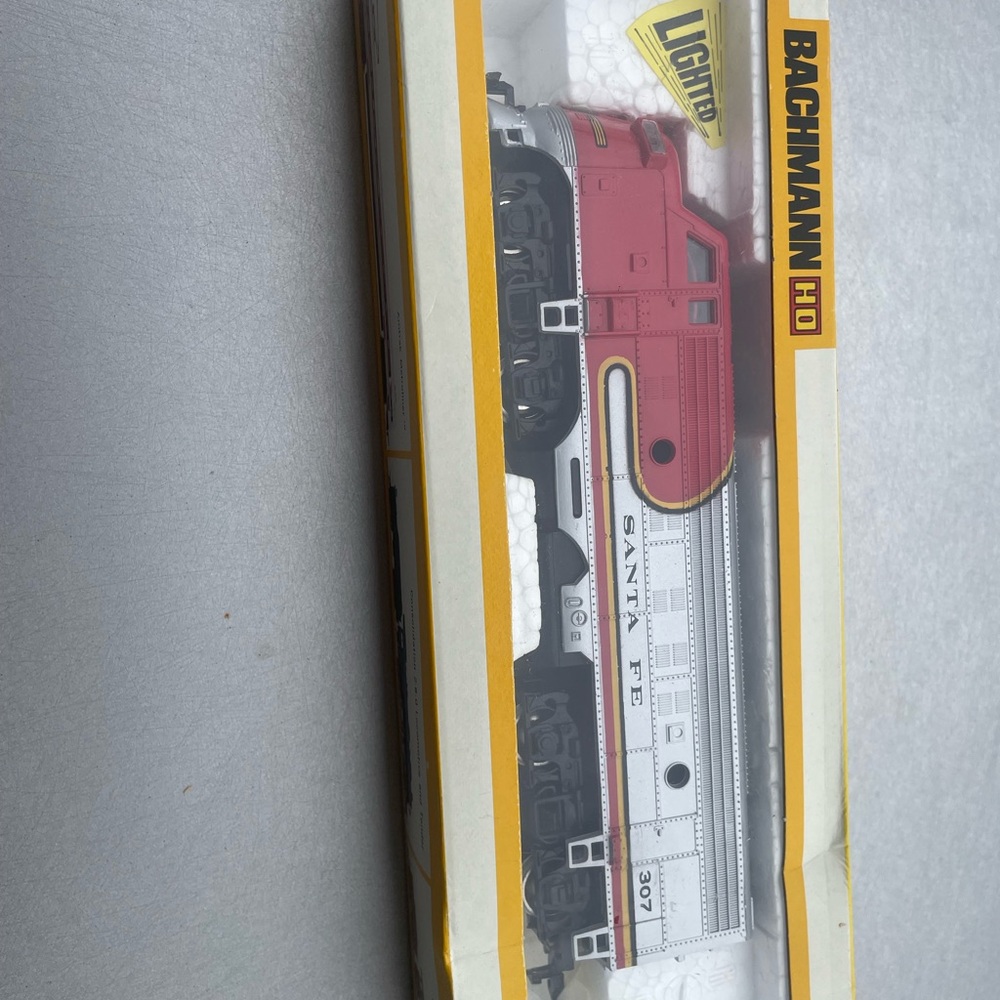 Bachmann HO Scale Santa Fe Locomotive